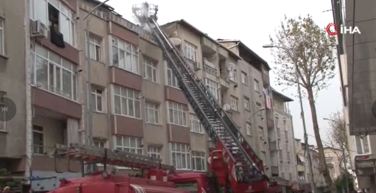 Küçükçekmece'de çatı katı alev alev yandı