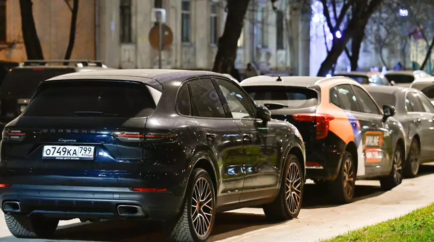 Yüzlerce lüks araç yolda kaldı! Yanlışlıkla bloke edildi