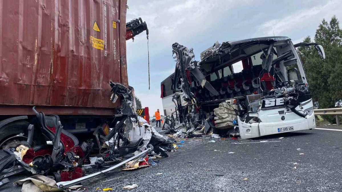 Osmaniye'de yolcu otobüsü tıra çarptı: Ölü ve yaralılar var