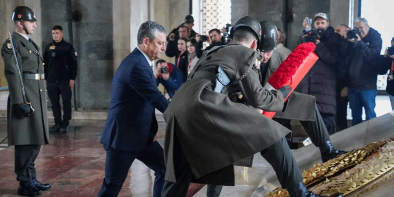 Özgür Özel Kurultay sonrası Anıtkabir’i ziyaret etti: Özel deftere önemli mesaj