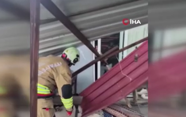 Hatay’da şiddetli fırtına: Araçlar zarar gördü ağaçlar devrildi