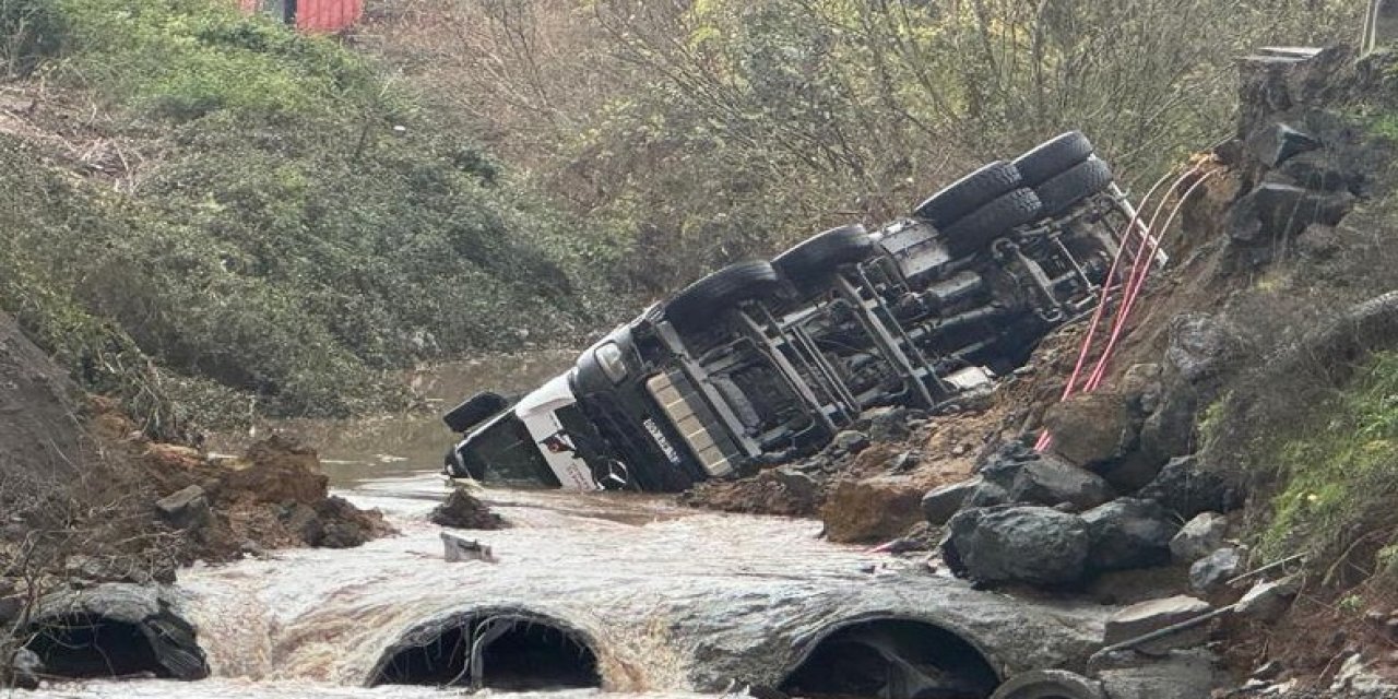 İstanbul'un en çok yağış alan ilçesi oldu! Yol çöktü, araçlar dereye düştü