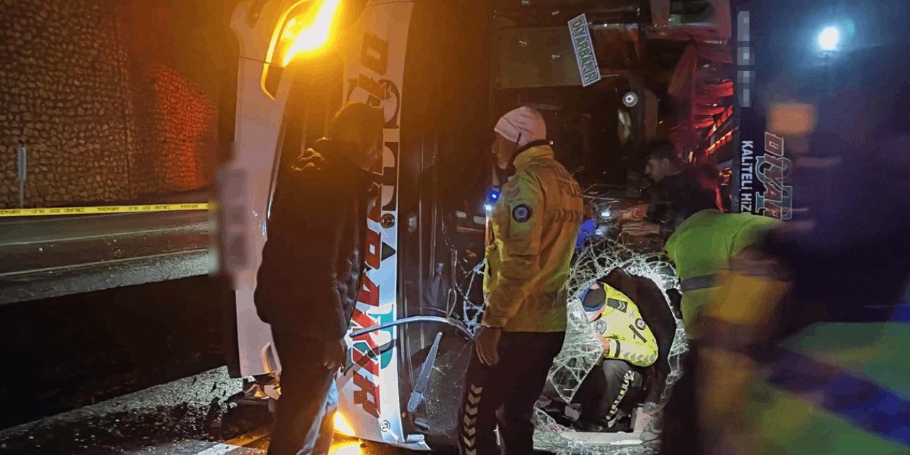 Yolcu otobüsü yan yattı! Yaralılar var