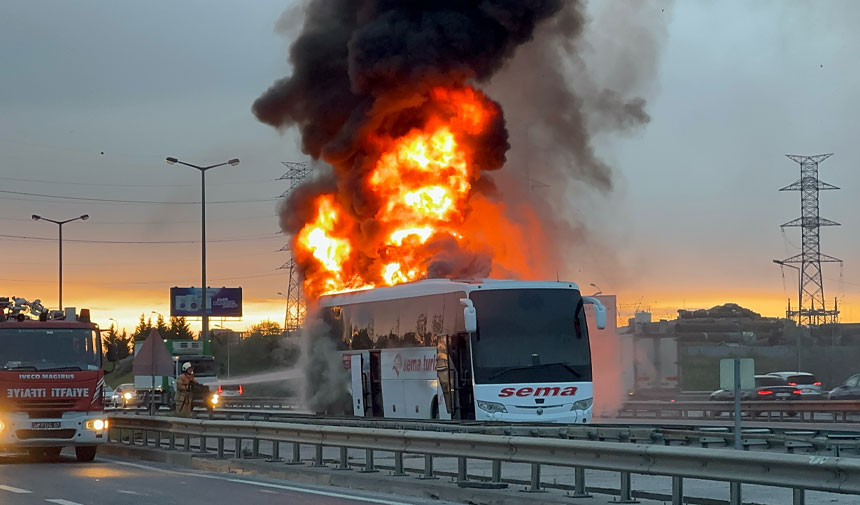 TEM Otoyolu'nda 2 otobüs kül oldu