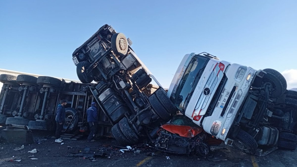 Ardahan'da feci kaza: Otomobil kağıt gibi ezildi