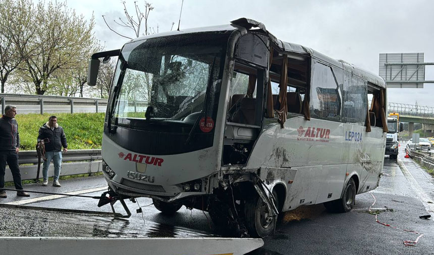 Polisleri taşıyan servis minibüsü devrildi