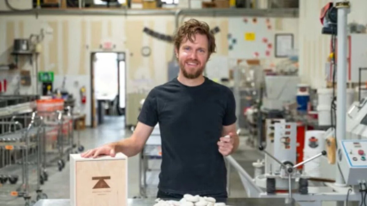 Ölen dedesinin küllerinden kupa yaptı