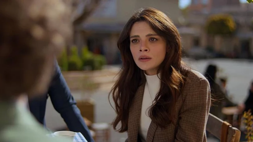 Uzak Şehir'in Alya'sı Sinem Ünsal'dan romantik pozlar