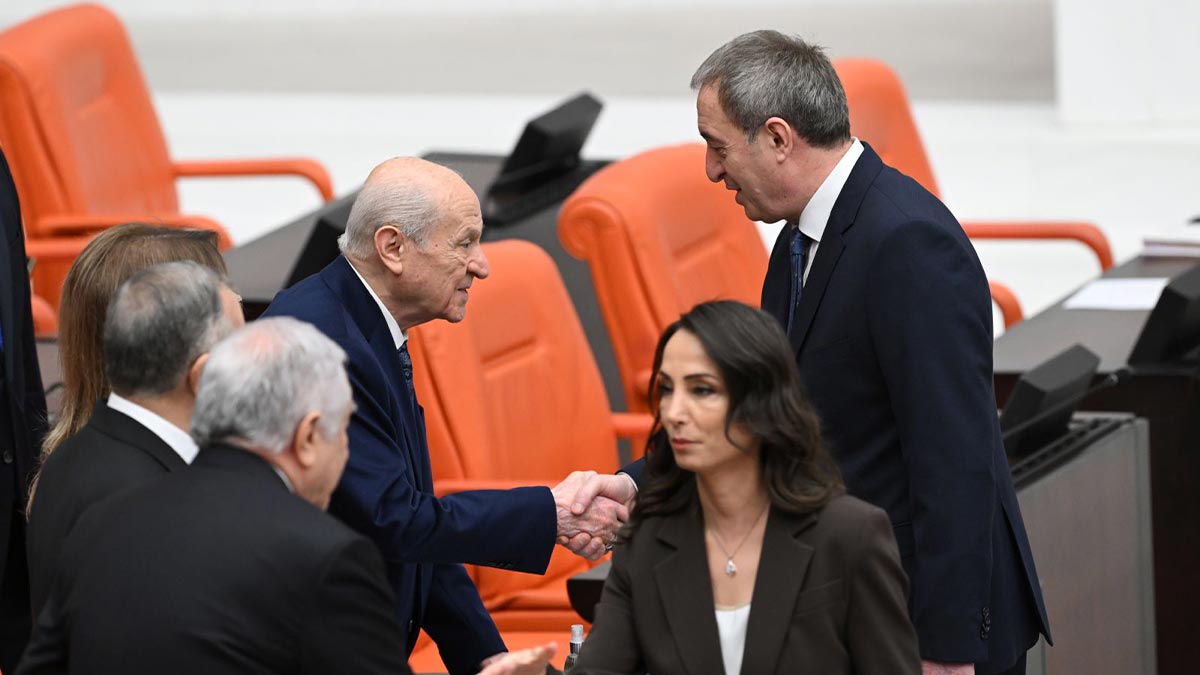 Bahçeli DEM Parti Eş Genel Başkanlarını alkışladı çaya çağırdı
