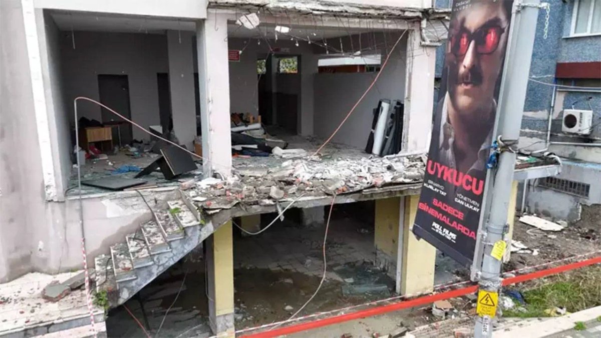 Avcılar’da boşaltılan binada balkon çöktü