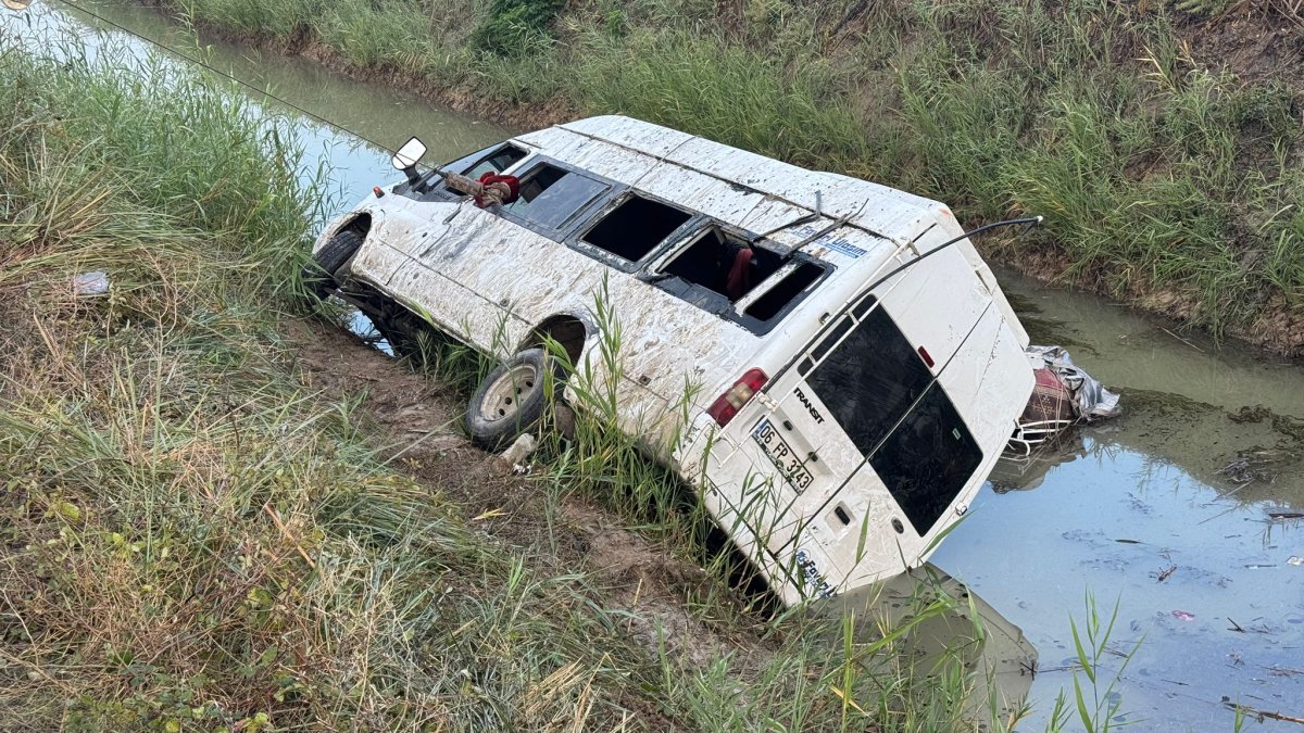 Adana'da minibüs kanala devrildi: 18 yaralı
