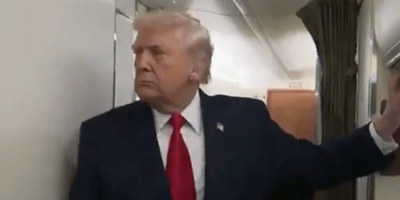 Donald Trump'a uçakta tuvalet kapısı çarptı