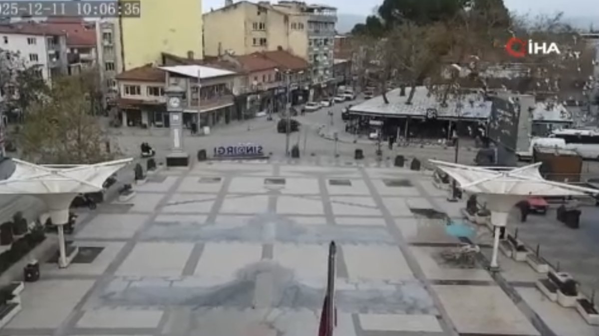 Balıkesir'de 4.9'luk deprem: Sarsıntı kameralara yansıdı