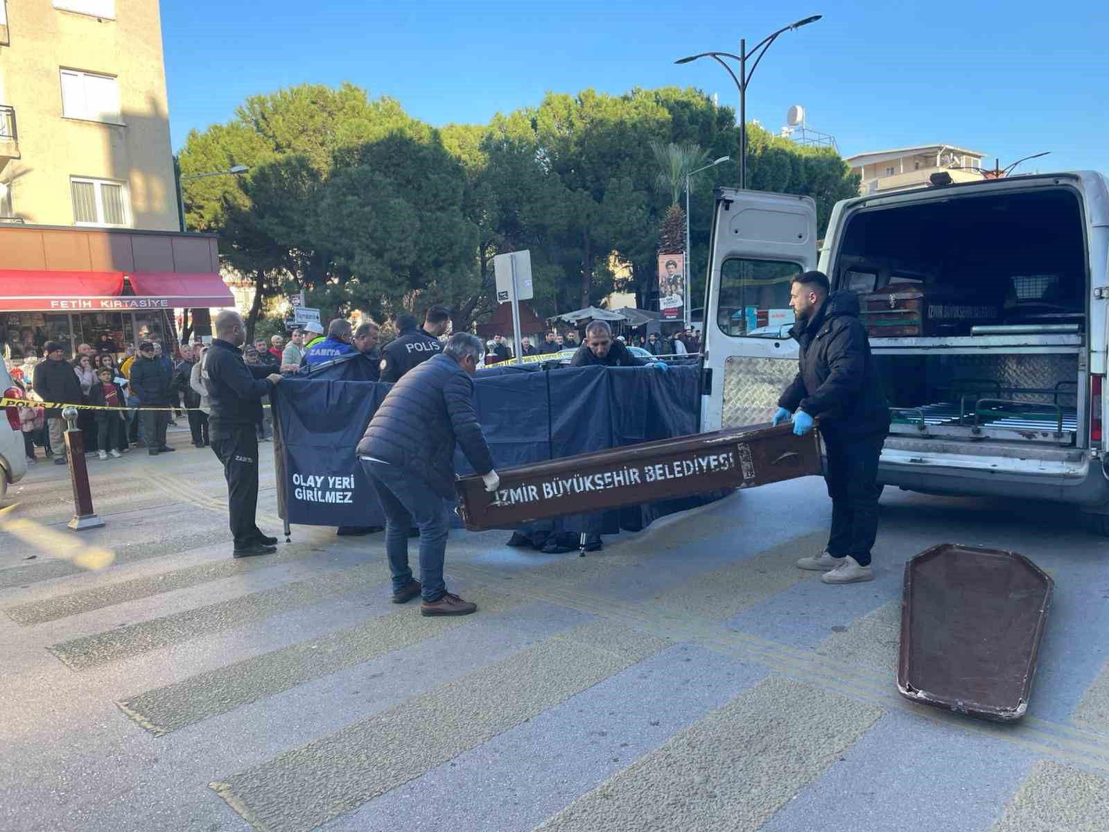 İzmir'de kadın çöp kamyonunun altında kalarak hayatını kaybetti