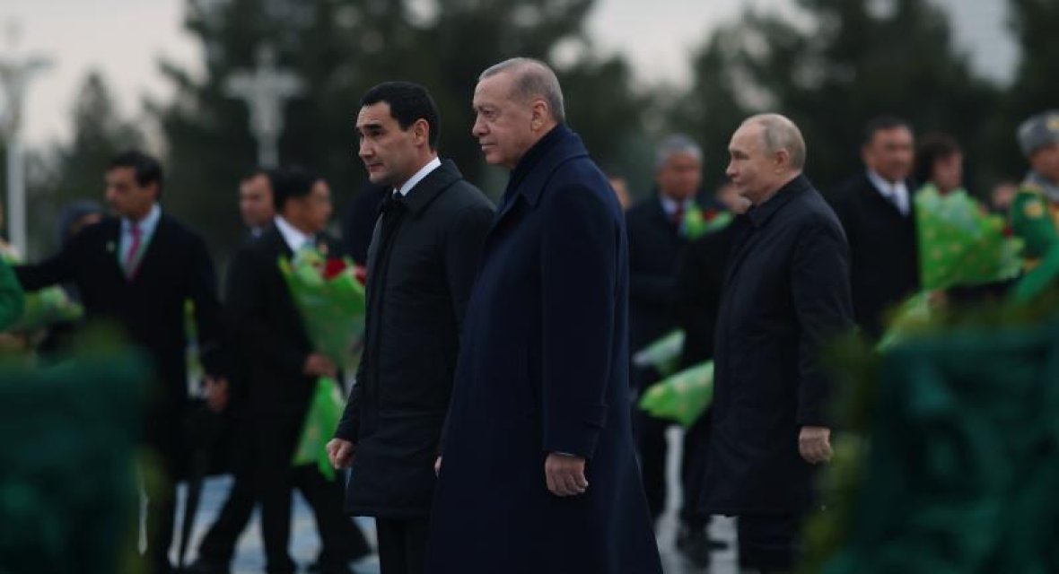 Erdoğan, Aşkabat’ta Tarafsızlık Anıtı’na çelenk koydu