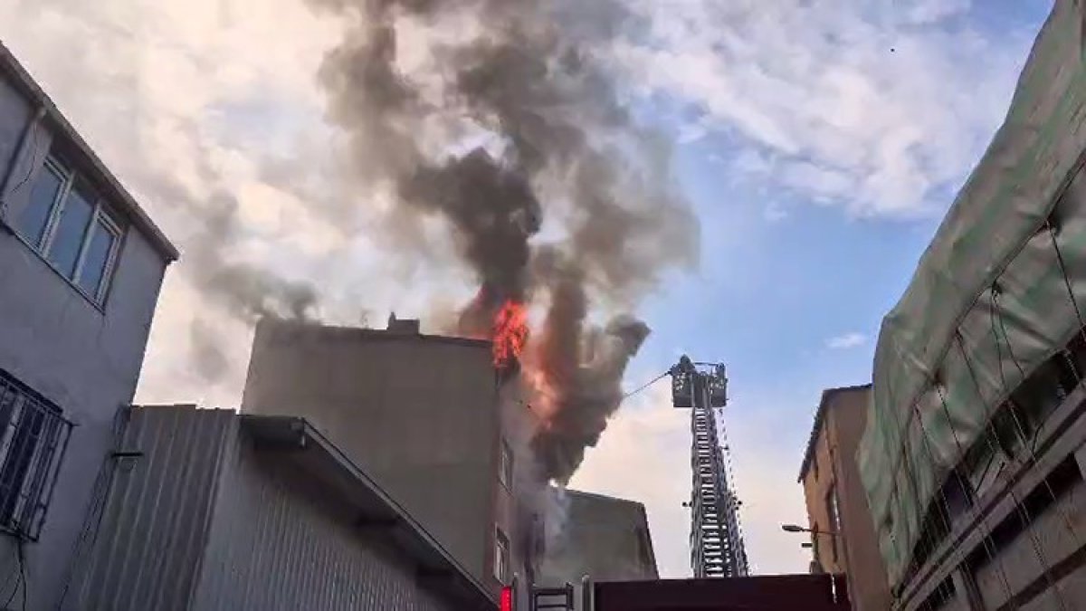 Sultangazi’de korku dolu anlar: Alevlerin arasından atladı