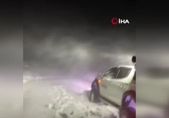 Palandöken geçidinde kar ve tipi nedeniyle mahsur kaldılar