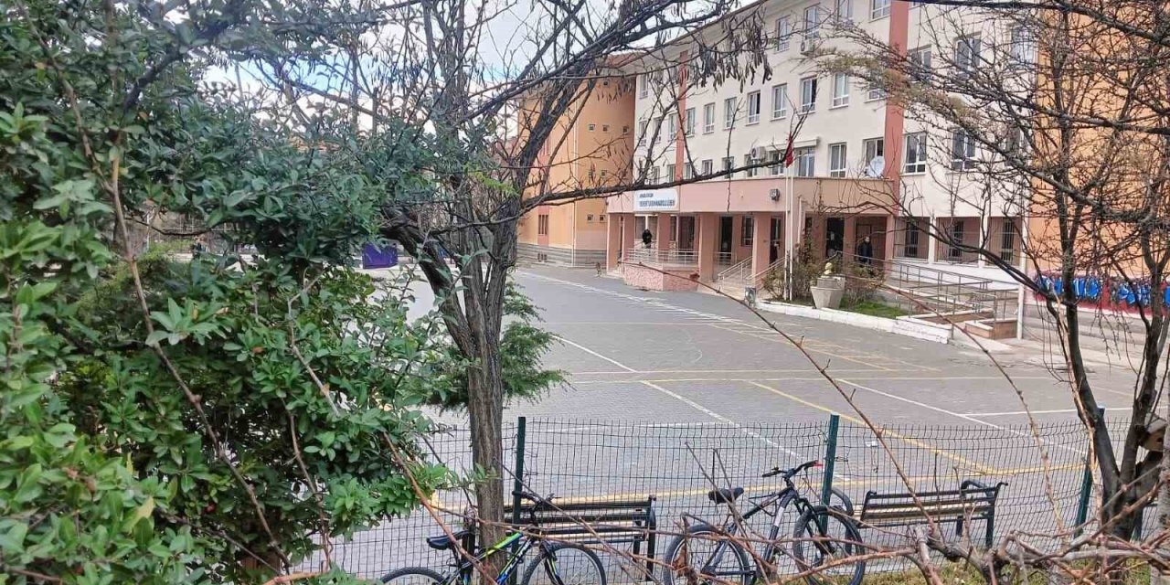 Ankara'da lisede mide bulandıran olay: Öğretmenden öğrencilere uygunsuz fotoğraflar