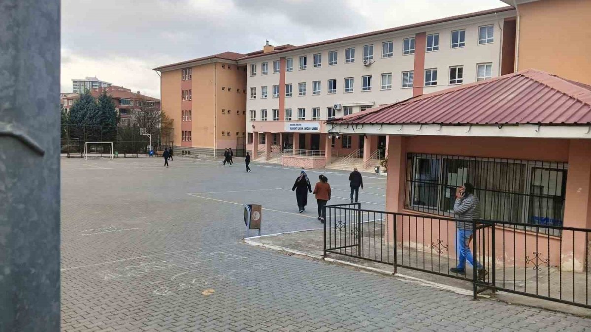 Lisede mide bulandıran olay: Tacizle suçlanan öğretmen tutuklandı