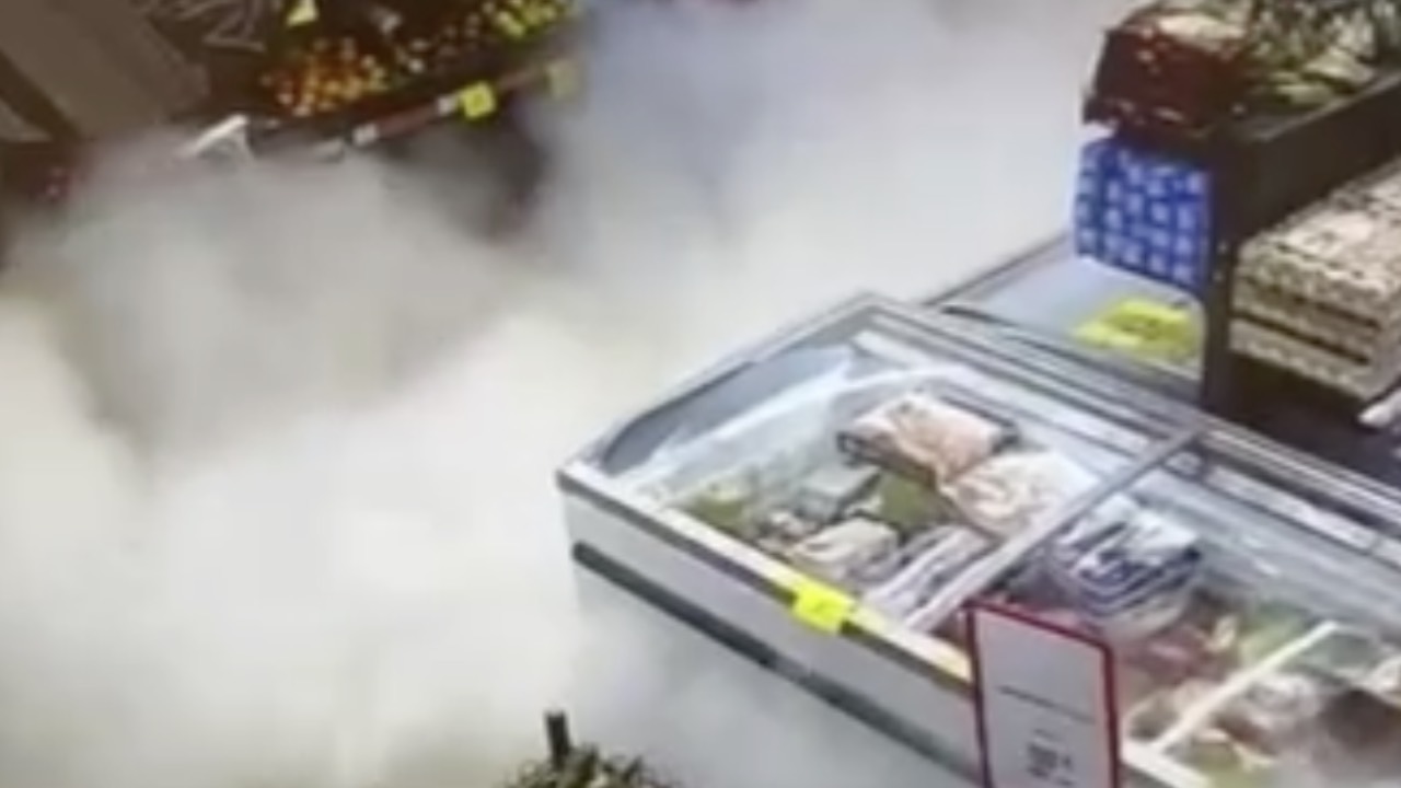 Markette panik anları: Yangın tüpü yere düştü, çalışan kaçtı