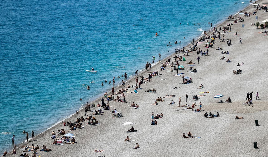 Bayramın ilk gününde Antalya sahilleri doldu, taştı