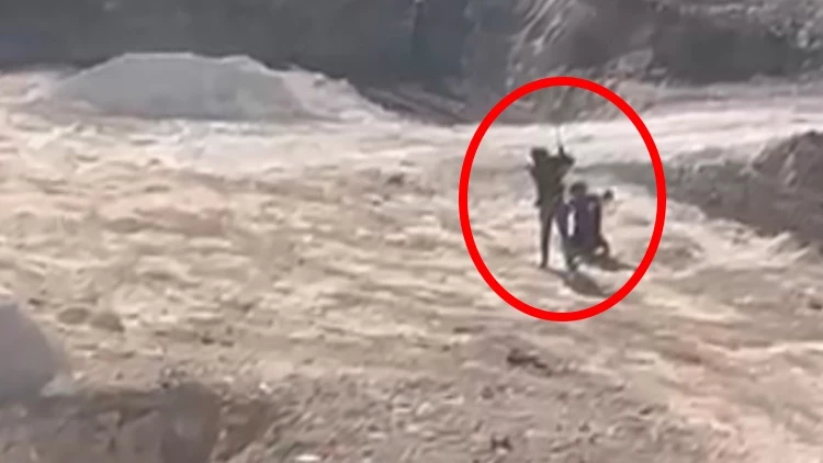 İnşaatta çocuğu feci şekilde darp etti: Görüntüler infial yarattı