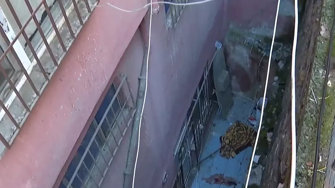 İstanbul'da korku dolu anlar! Polisi görünce ikinci kattan aşağı attı