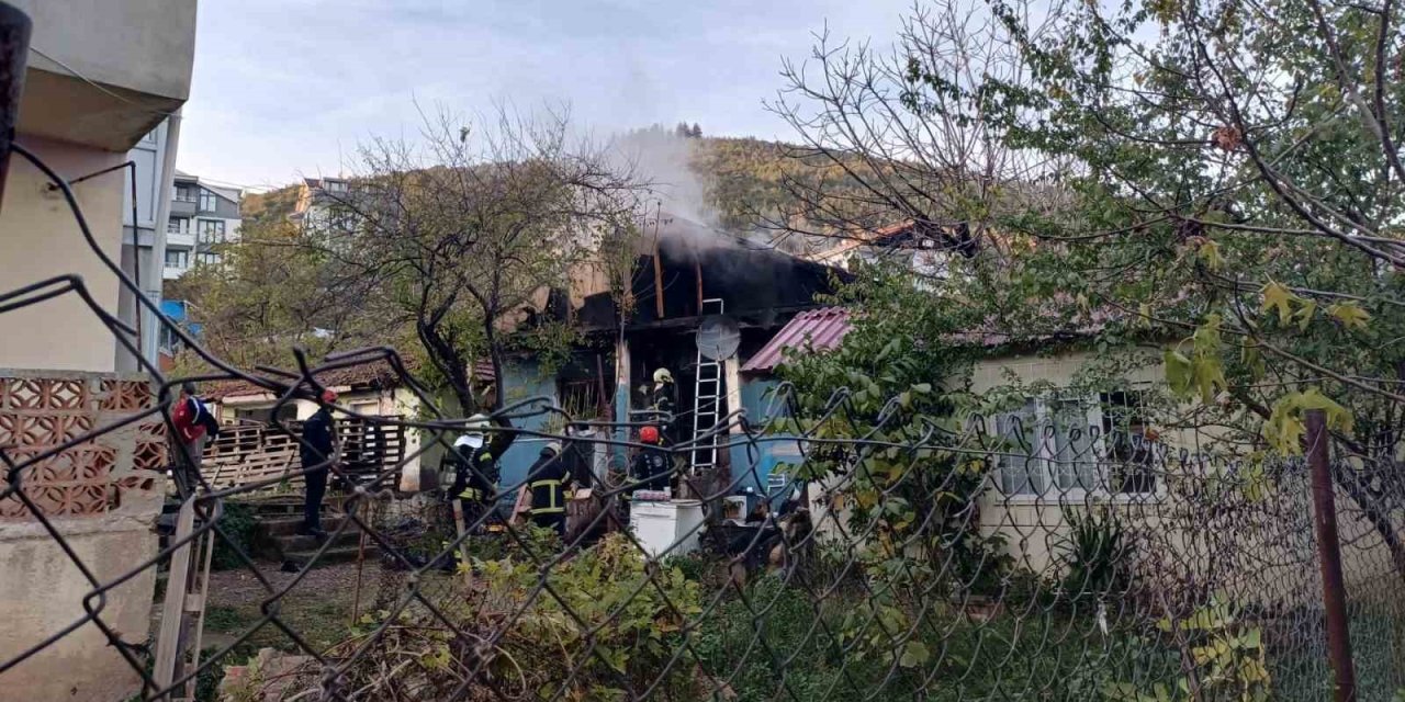 Çakmağı doldururken evi yaktı