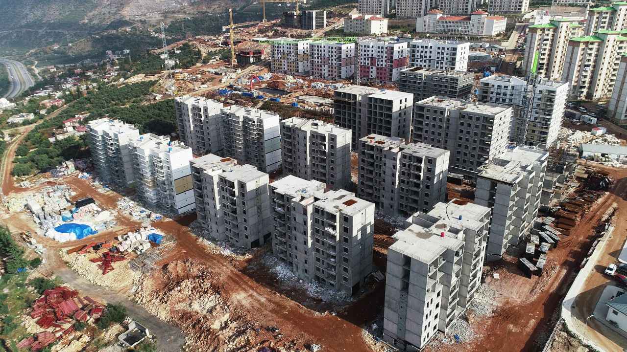 Hatay'da 4.2 depreminde TOKİ konutlarının hasar gördüğü iddiası gündem oldu