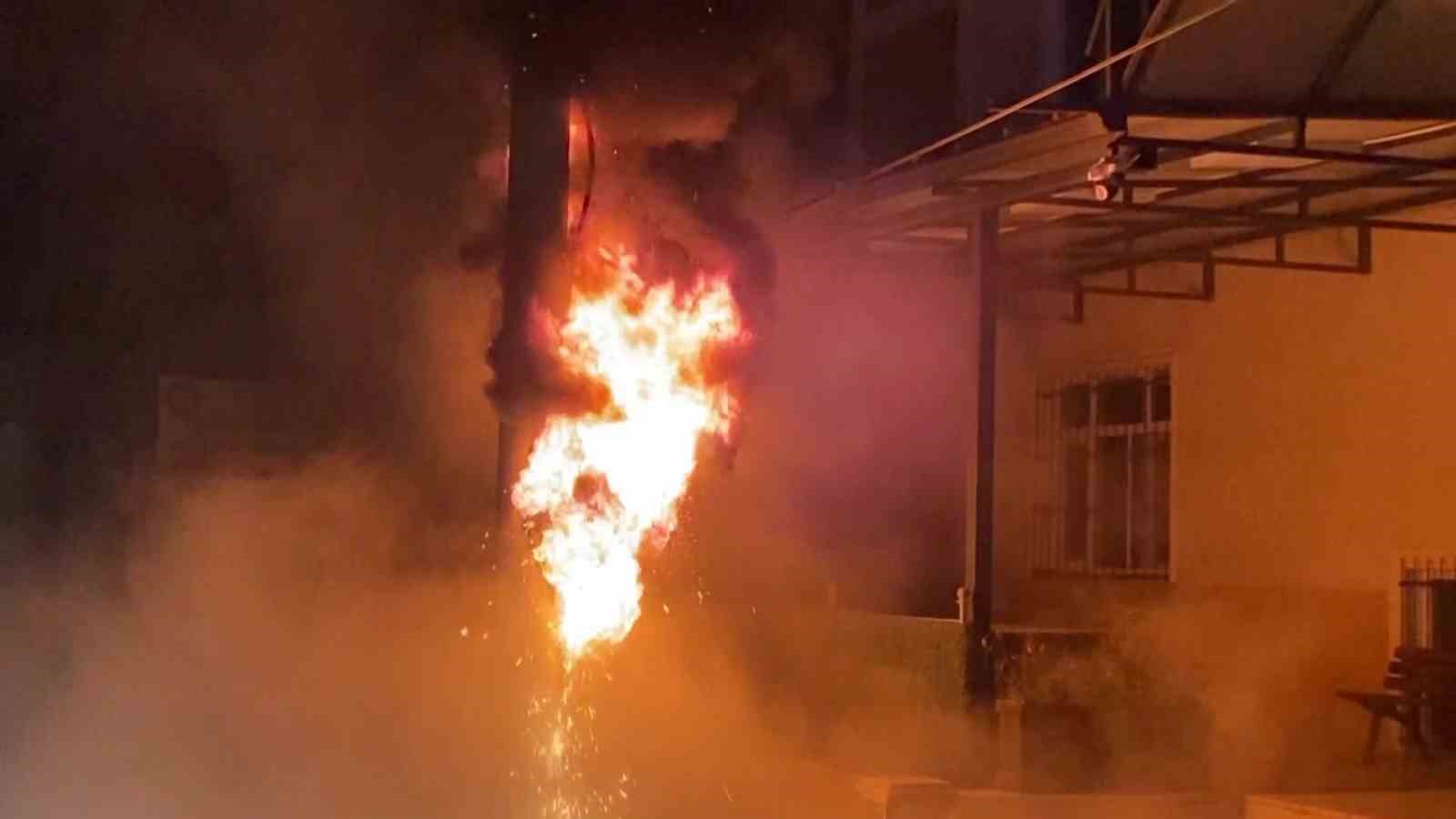 Cemevinde korkutan yangın: Vali yardımcısı ve kaymakamda vardı