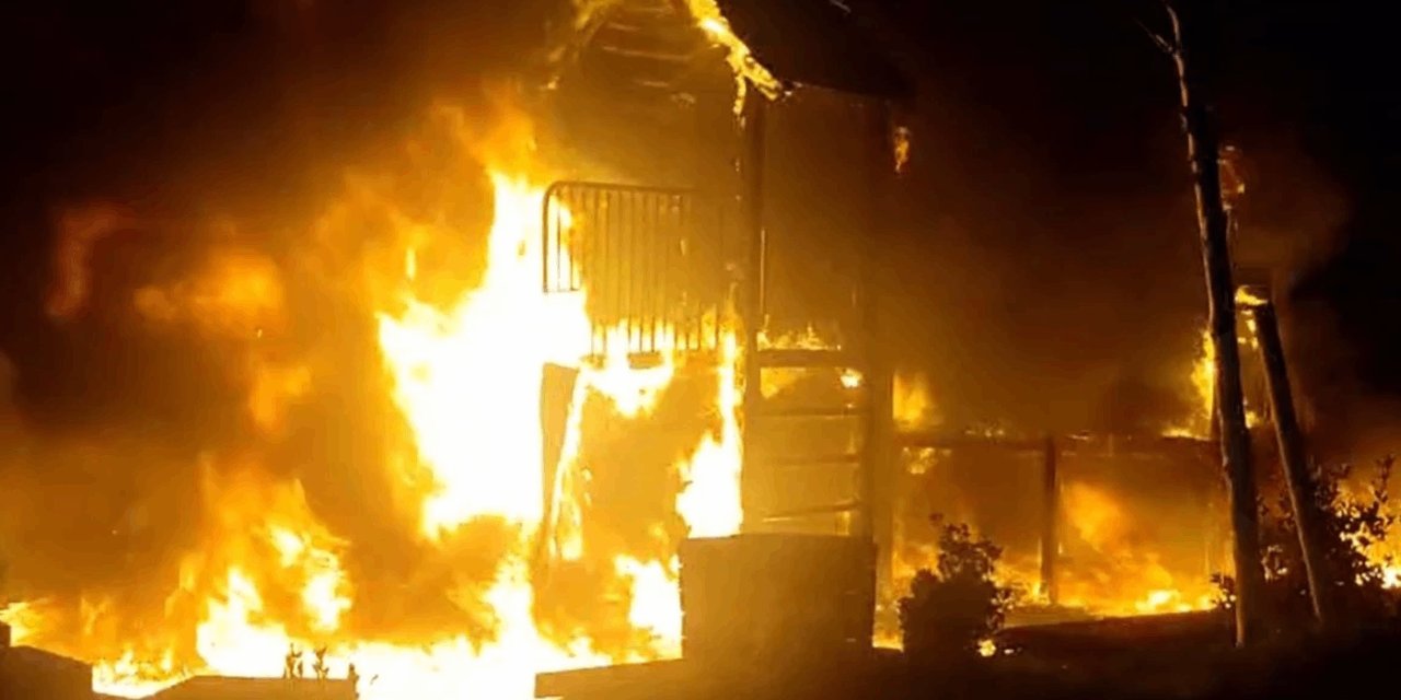 Beylikdüzü'nde çocuk parkında korku dolu anlar: Park alevlere teslim oldu