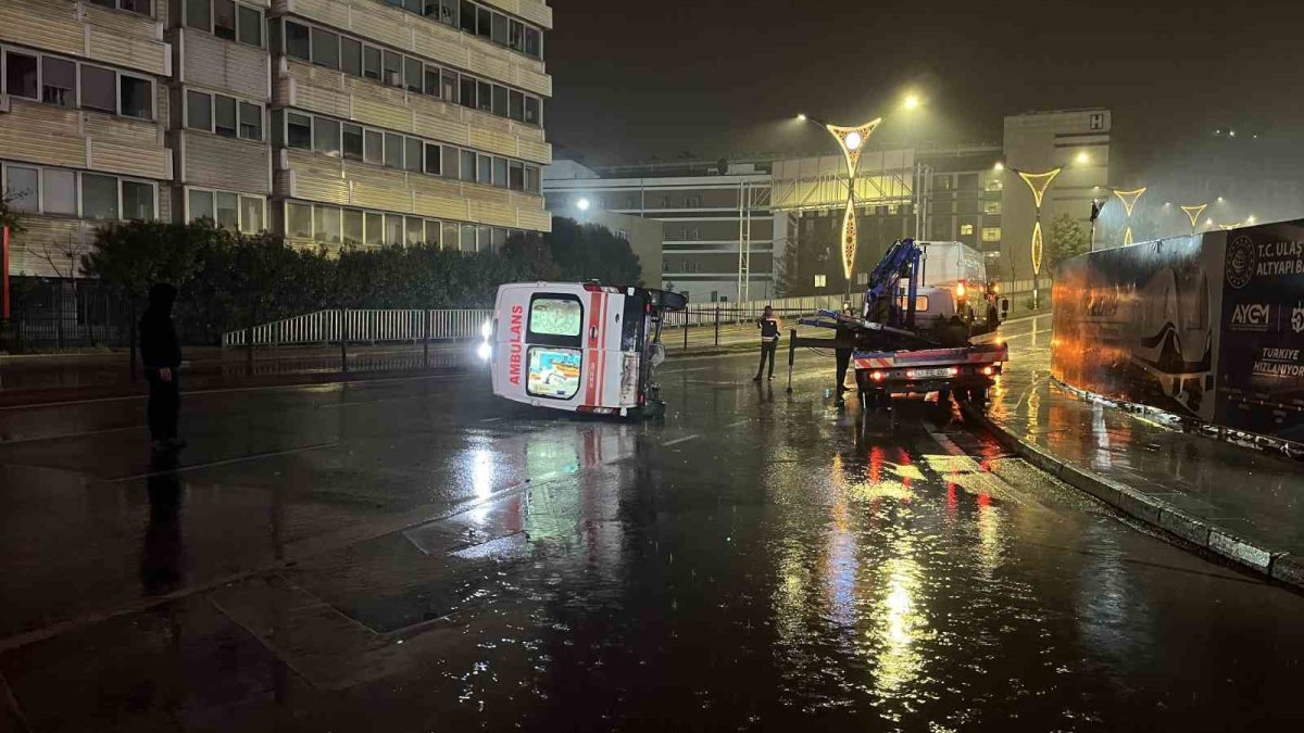 Hasta taşıyan ambulans ile panelvan çarpıştı: 6 yaralı