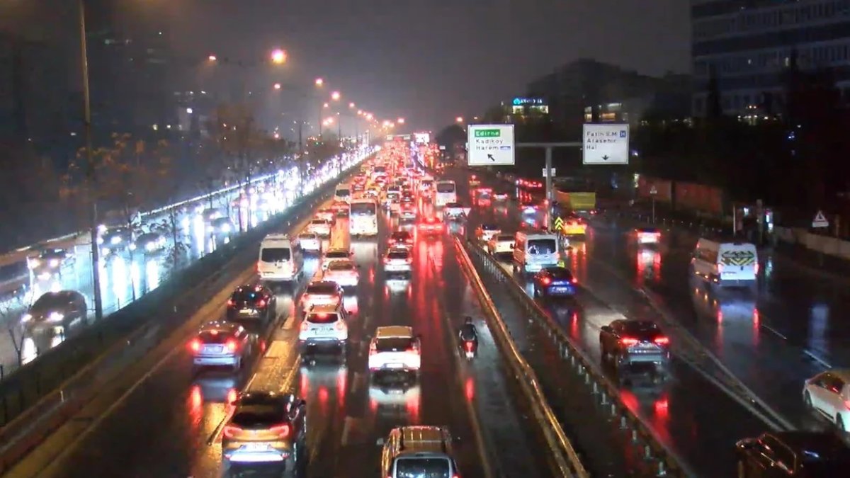 İstanbul’da sağanak: Trafik durma noktasına geldi