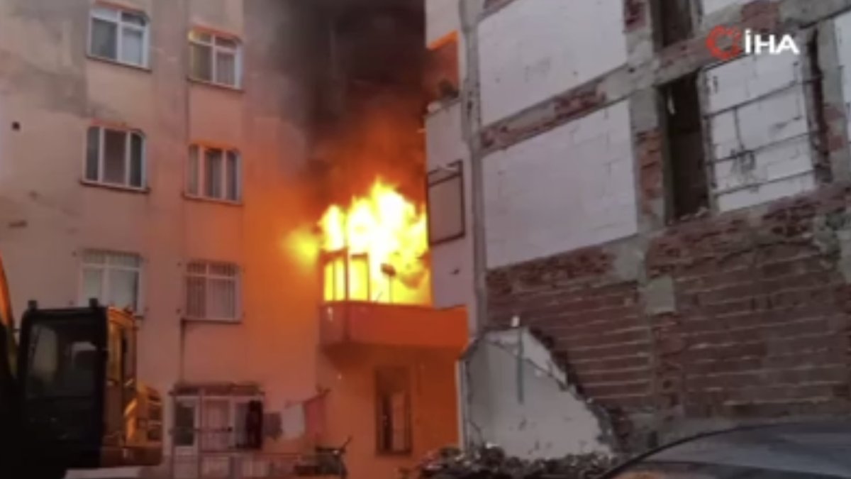 Bahçelievler'de yangın: Daire alevlere teslim oldu