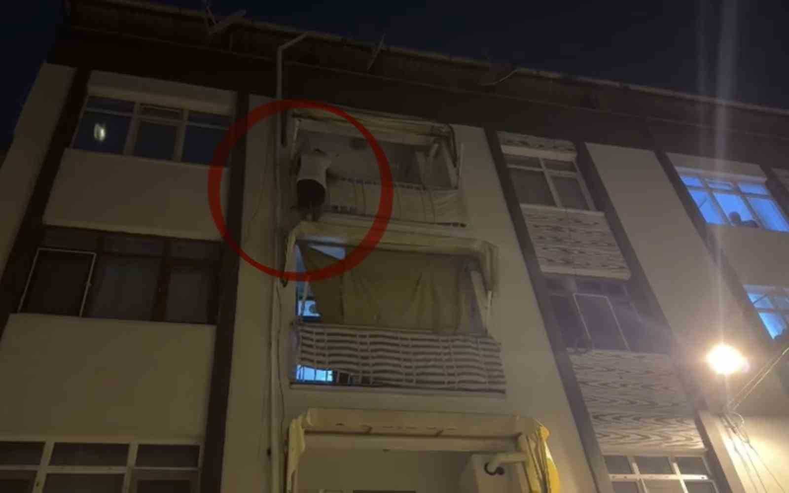 Kapıya polis gelince balkondan sarktı yardım istedi
