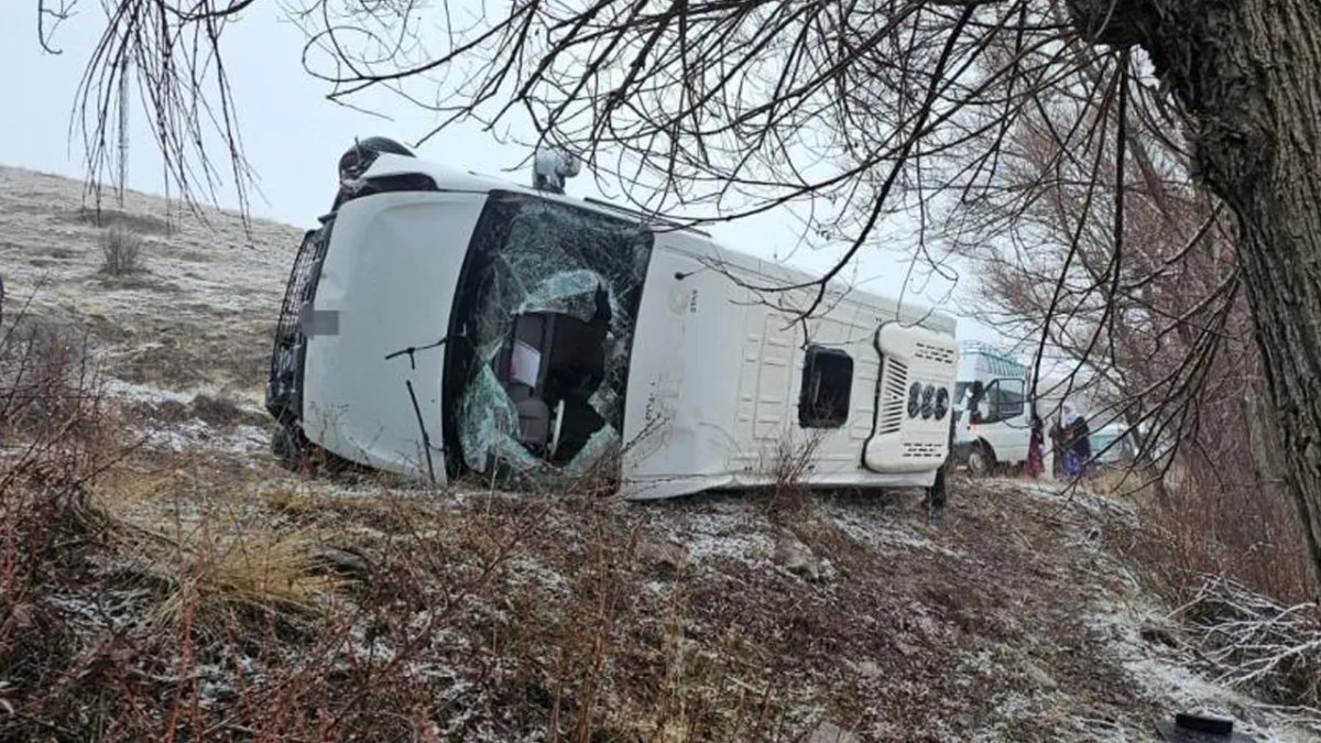Sivas'ta okul servisi devrildi: Çok sayıda yaralı var