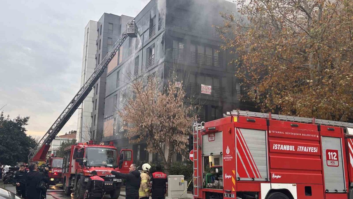 Kadıköy'de 5 katlı binada yangın