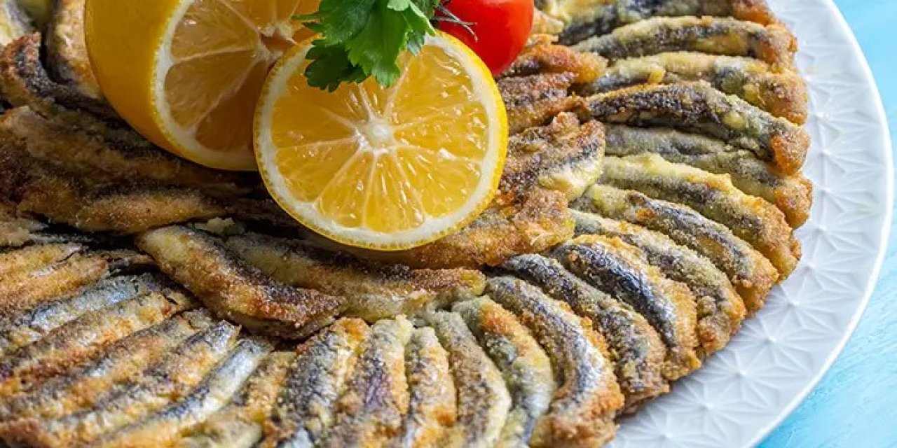 Bir tutam mısır unu yetiyor! Hamsiyi yağsız gibi kızartan doğal yöntem