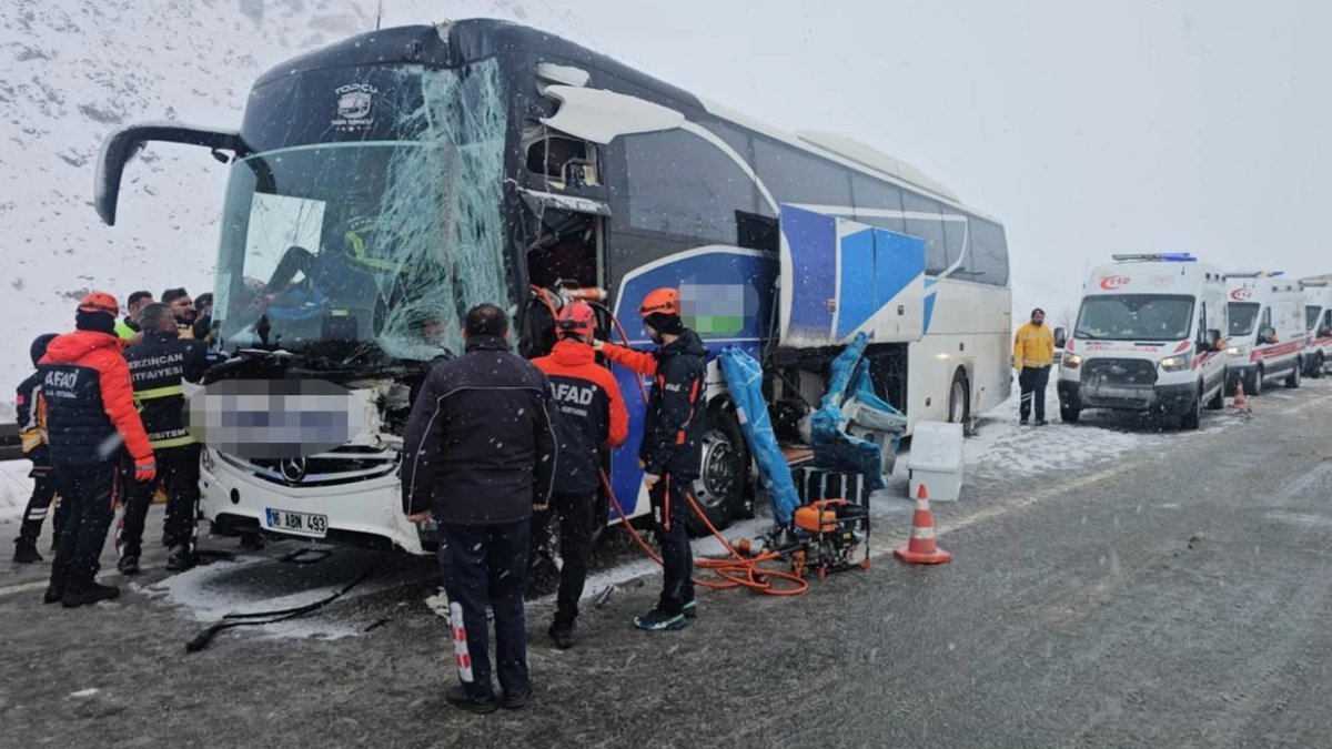 Erzincan’da yolcu otobüsü tıra çarptı: Yaralılar var