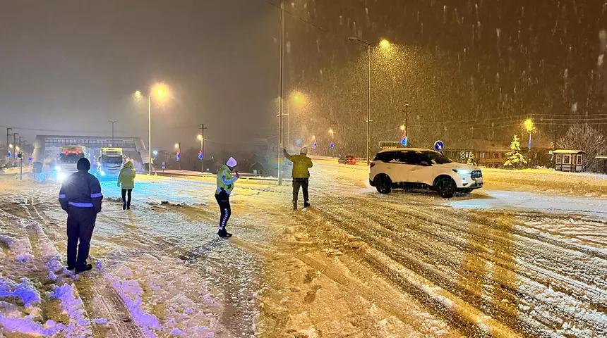 Kar bastırdı! İstanbul istikametine geçişlere izin yok