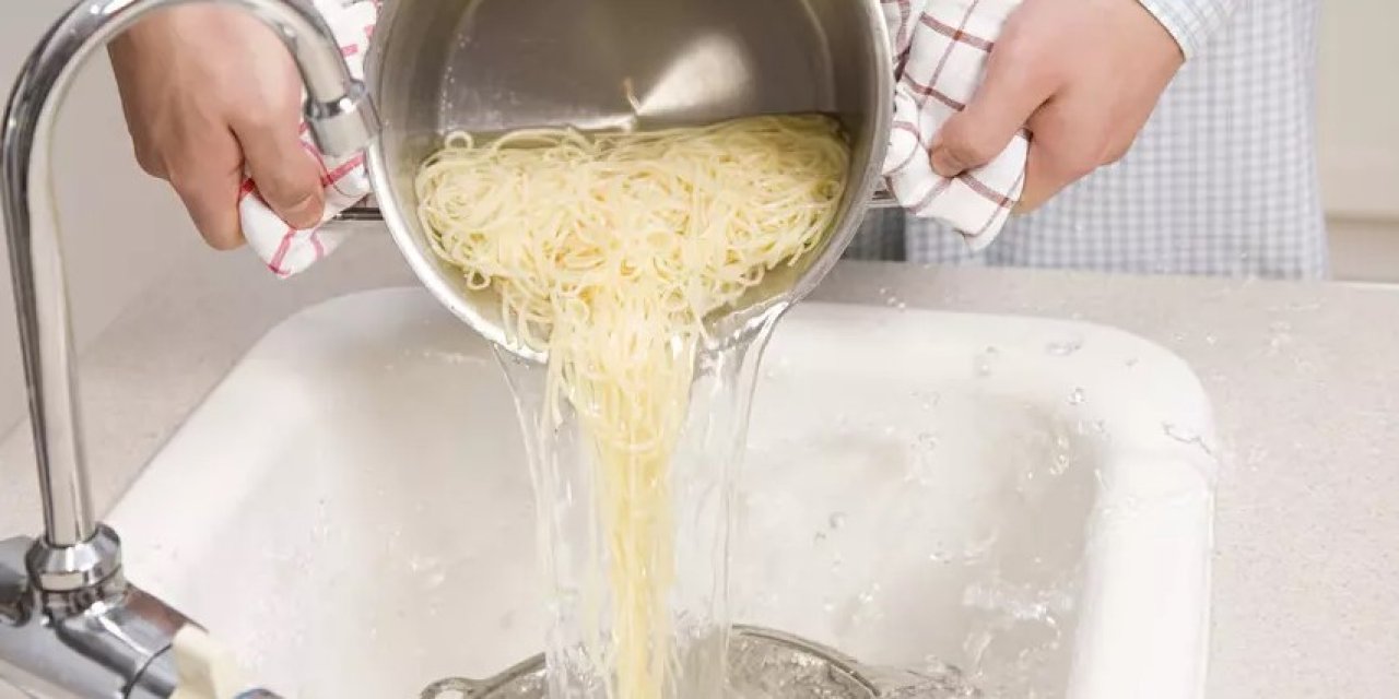 Makarna suyunu dökmeden önce bir kez daha düşünün: Saç diplerine sürülüyor, etkisi şaşırtıyor