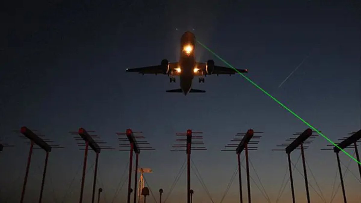 Sigara içen ve uçaklara lazer tutan yandı