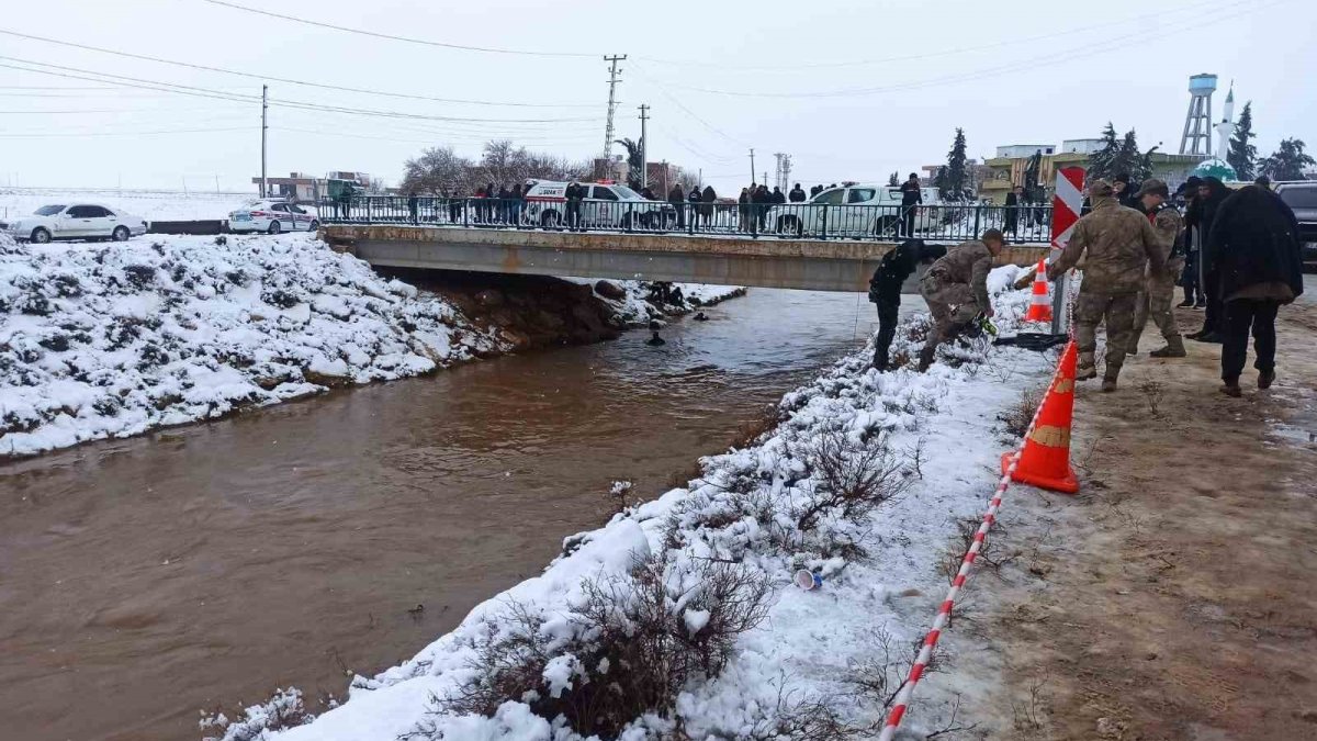 Şanlıurfa’da feci kaza: Otomobil sulama kanalına düştü, 4 kişi aranıyor