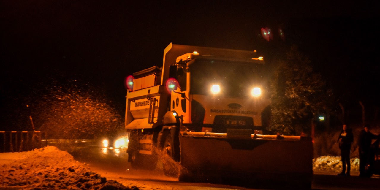 Bursa Büyükşehir ekipleri karla mücadele için sahada
