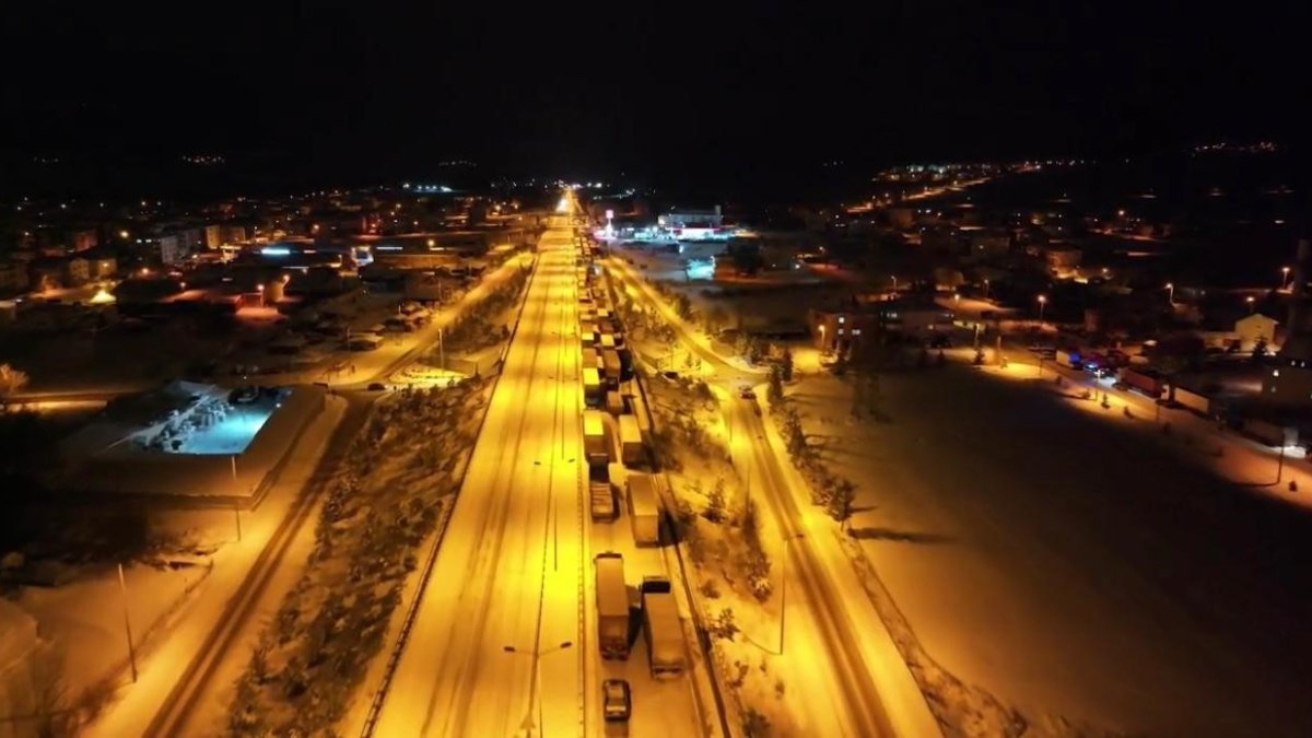 D-100’de kar alarmı: Yol kapandı, araçlar mahsur kaldı