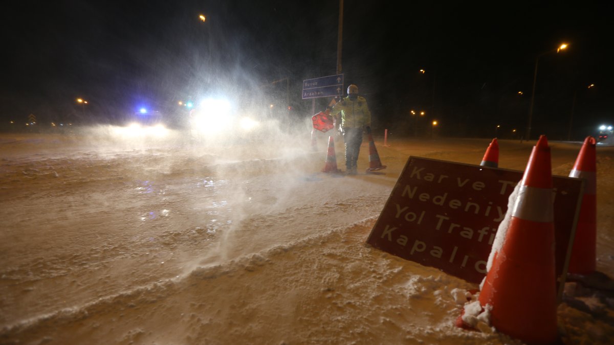 Kars'ta bu yollar tüm araç trafiğine kapatıldı
