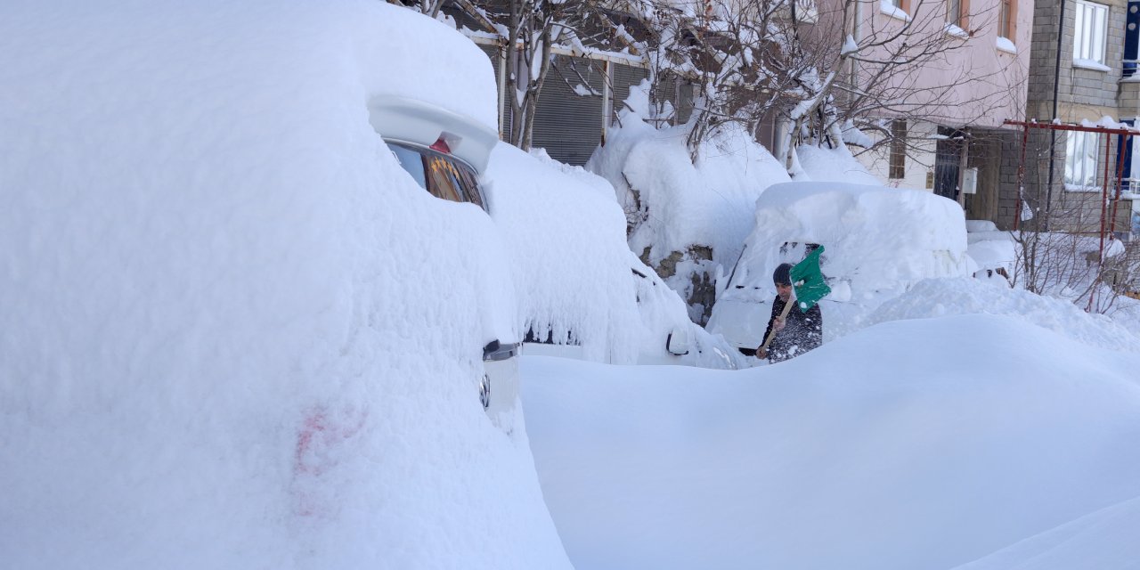 Karayoluna çığ düştü! Çok sayıda ekip sevk edildi