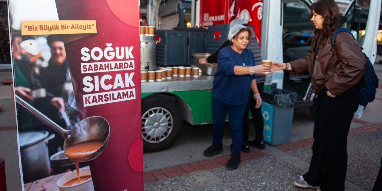 Karşıyaka Belediyesi’nden kış döneminde sıcak çorba ikramı