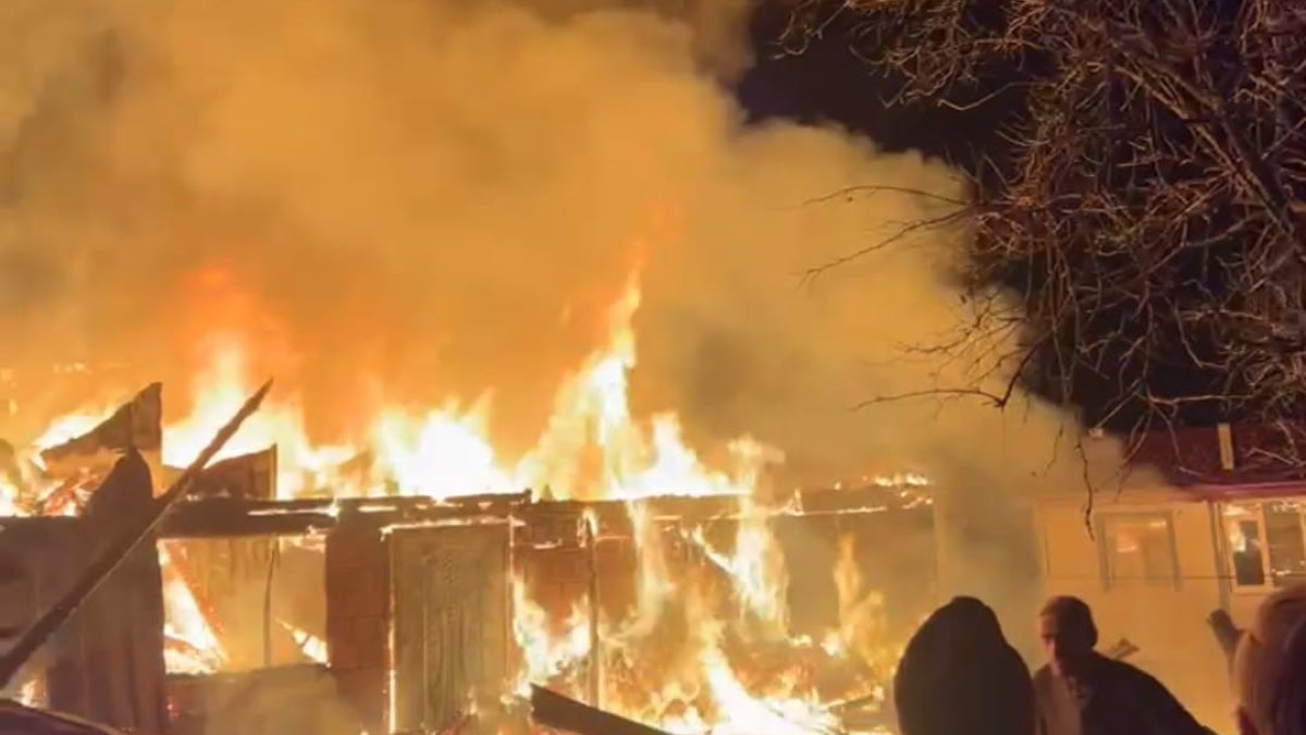 Samsun'da gece yarısı yangın paniği: 2 ev küle döndü