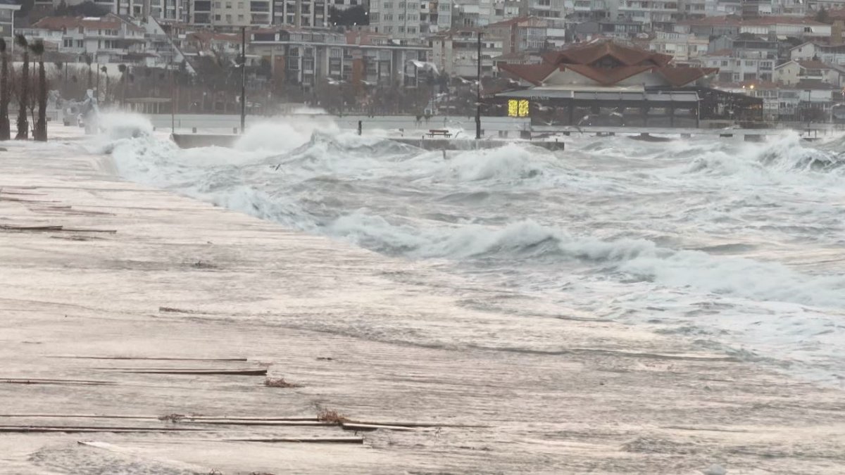 İstanbul’da lodos etkisini artırdı, deniz ulaşımı aksadı
